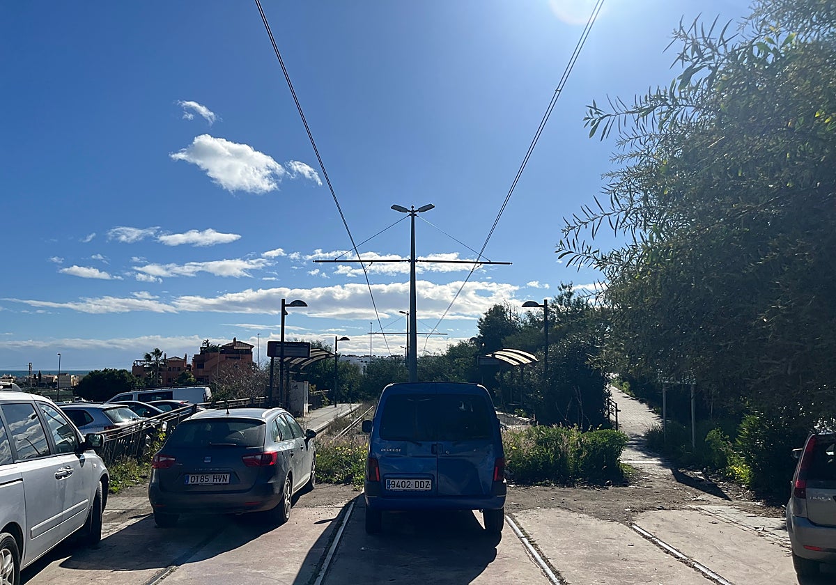 Straßenbahnlinie Vin Vélez, die am Regionalkrankenhaus der Axarquía vorbeiführt.