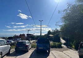 Straßenbahnlinie Vin Vélez, die am Regionalkrankenhaus der Axarquía vorbeiführt.