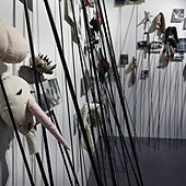 'Les piques', ein charakteristisches Werk von Anette Messager.