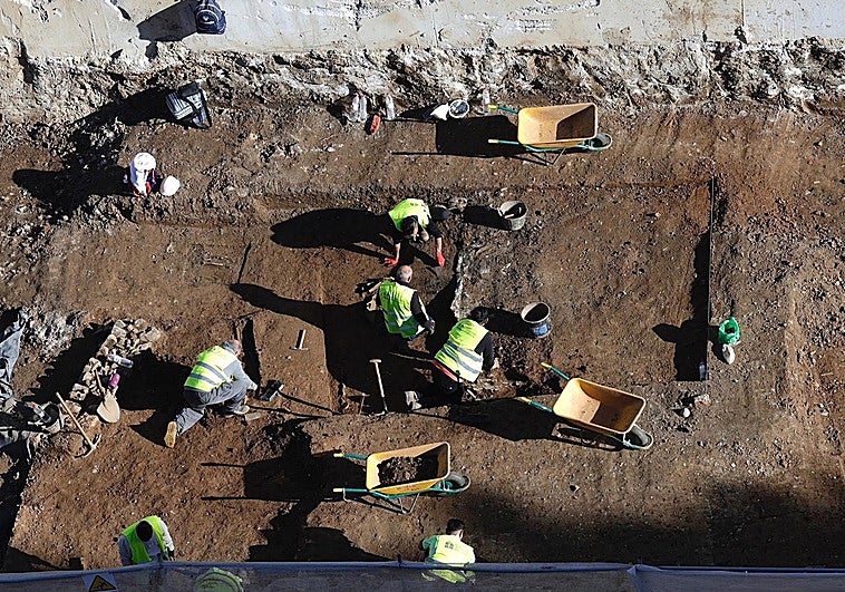 Archäologen und Arbeiter bei den Ausgrabungen an der römischen Stätte in der Calle Hilera.
