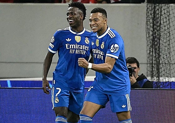 Mbappe und Vinicius feiern das dritte Tor des Franzosen..