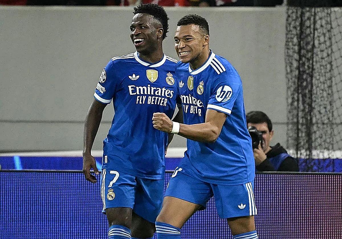 Mbappe und Vinicius feiern das dritte Tor des Franzosen..