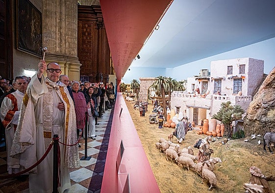 José Antonio Satué segnete die im Chorgestühl der Kathedrale aufgestellte Weihnachtskrippe.
