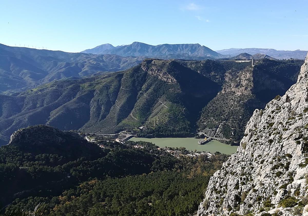 Imagen principal - Wandern in Málaga: eine Tour zum Gipfel des Huma im Stauseengebiet von Ardales