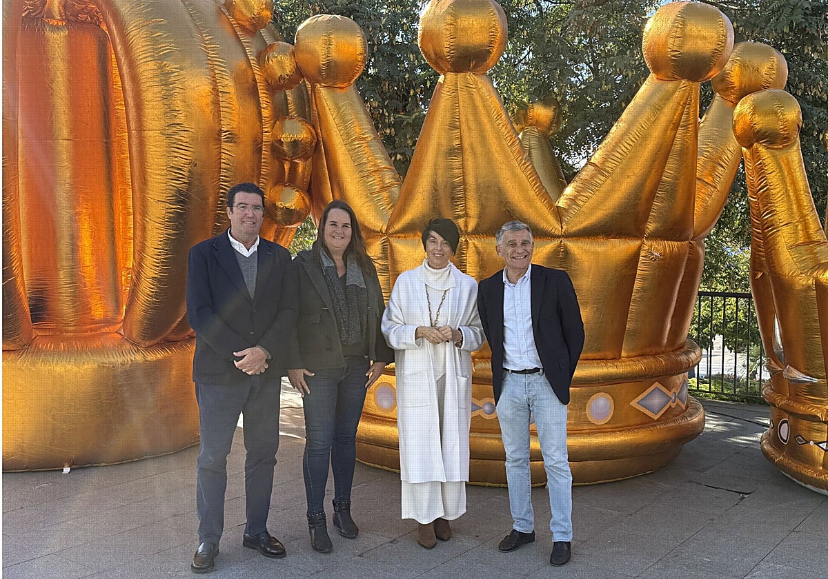 Von links nach rechts: der Direktor von Las Chapas, Carlos Alcalá, die Stadträtin von Nueva Andalucía, Vanessa Ortiz de Zárate, die Stadträtin für Feste, Yolanda Marín und der stellvertretende Bürgermeister von San Pedro, Javier García.