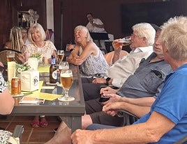 Mitglieder der Deutschsprachigen Nachbarschaftshilfe auf dem Sommerfest im Juni.