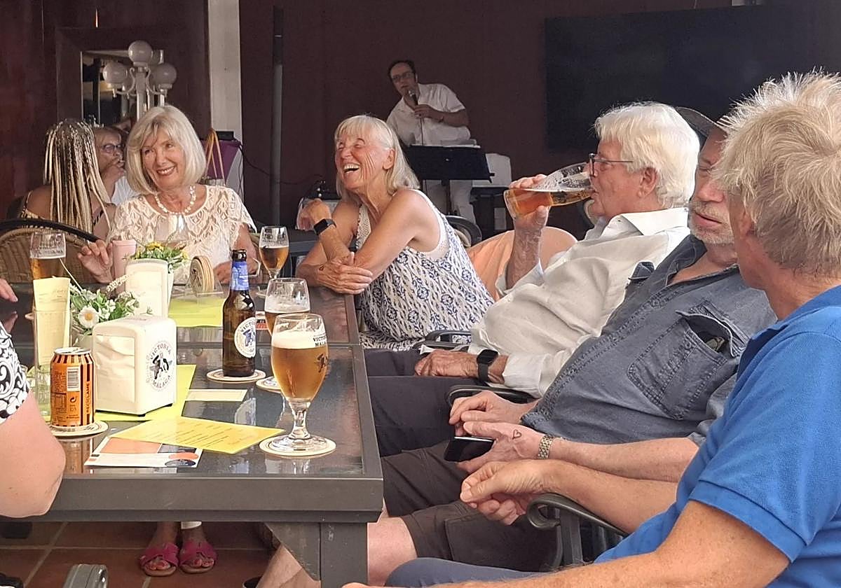 Mitglieder der Deutschsprachigen Nachbarschaftshilfe auf dem Sommerfest im Juni.