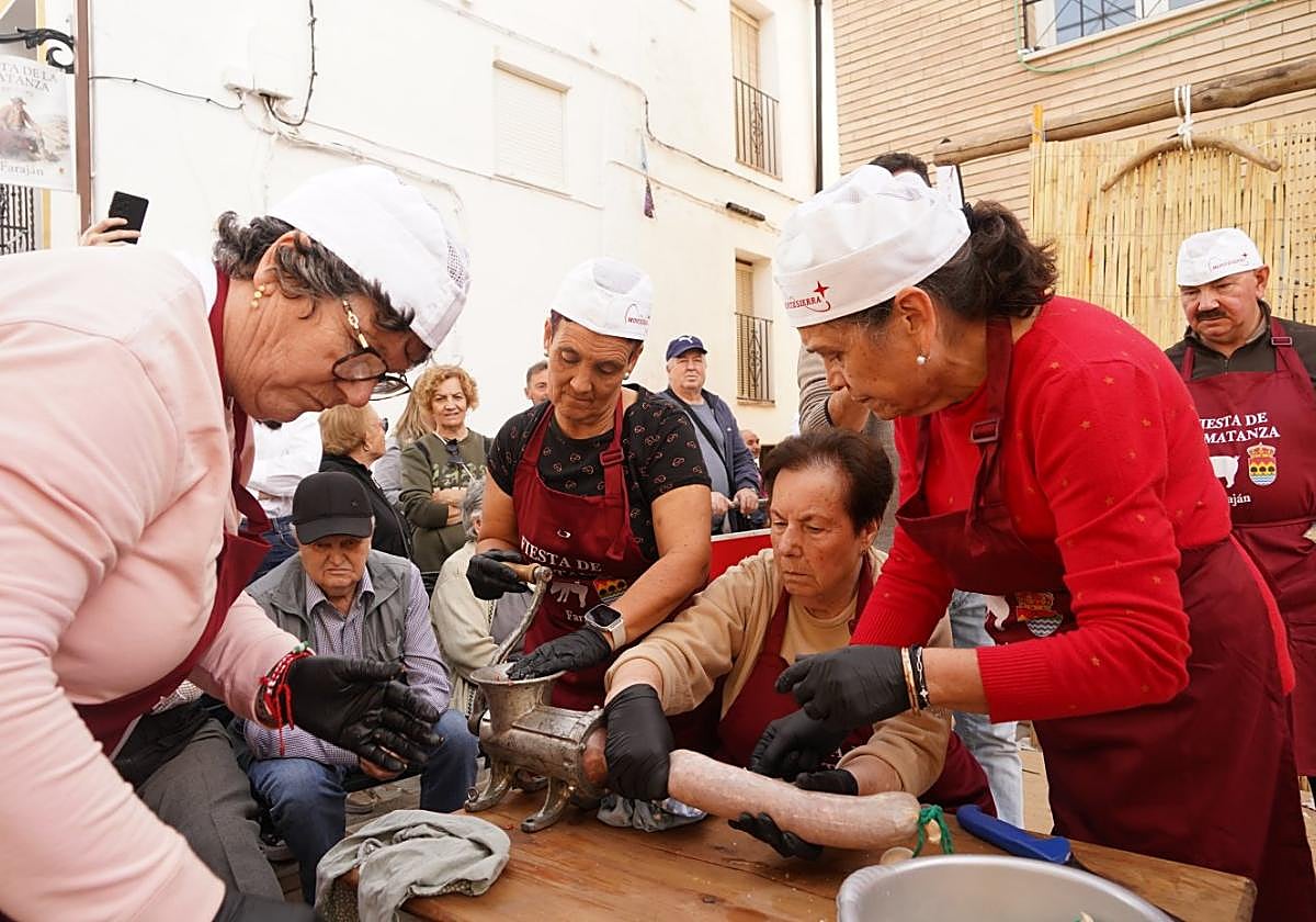 Bei dem Fest wird die traditionelle Wurstherstellung gezeigt.