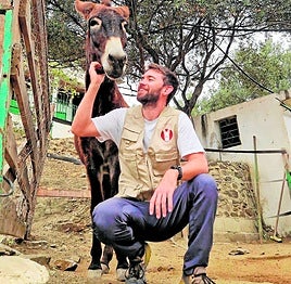 Mitarbeiter Richard O' Connor liebt die Tiere auf der Finca.