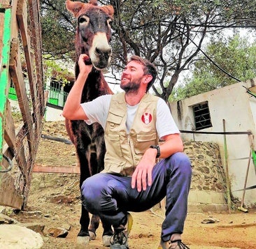 Mitarbeiter Richard O' Connor liebt die Tiere auf der Finca.