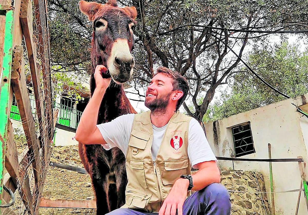 Mitarbeiter Richard O' Connor liebt die Tiere auf der Finca.