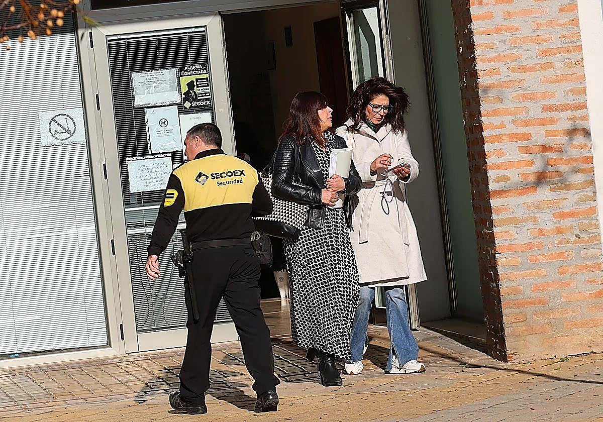 Die Beschuldigte beim Verlassen des Gerichts.