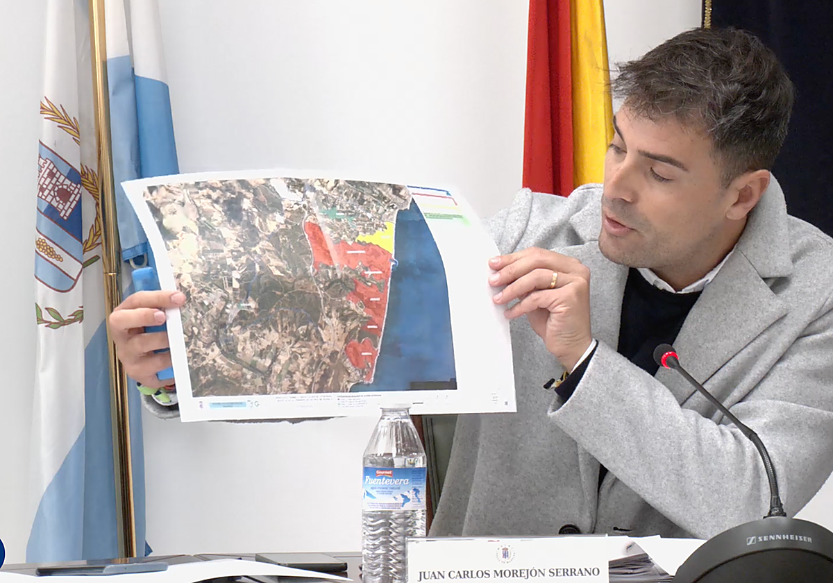Baustadtrat Juan Carlos Morejón zeigte im Plenum von Manilva die touristisch am meisten beanspruchten Gebiete der Gemeinde.