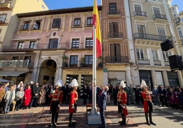 Der Bürgermeister von Málaga bei dem Hissen der Flagge auf der Plaza de la Constitución.