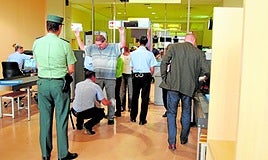 Nach der Überprüfung von Passagieren und deren Handgepäck durch Metalldetektoren und Körperscanner kann es auch zu stichprobenartigen Nachkontrollen kommen.