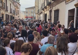 Am Tag der versuchten Räumung von Fran Custodio waren Nachbarn und Bürger aus Alameda gekommen, um den Gerichtsbeschluss zu verhindern.