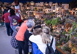 Weihnachtstour von Krippe zu Krippe in der Stadt Malaga