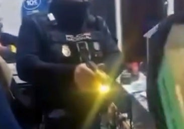 Mann, der in einem Callshop in Torremolinos an Herz- und Atemstillstand starb, wurde mit zwei Taser-Pistolen ruhig gestellt