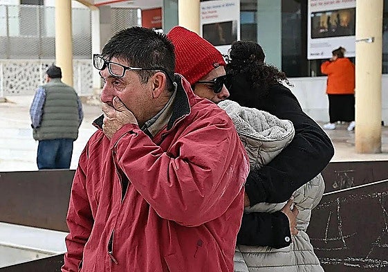 Lucas' Großvater mütterlicherseits weint mit seiner Familie.