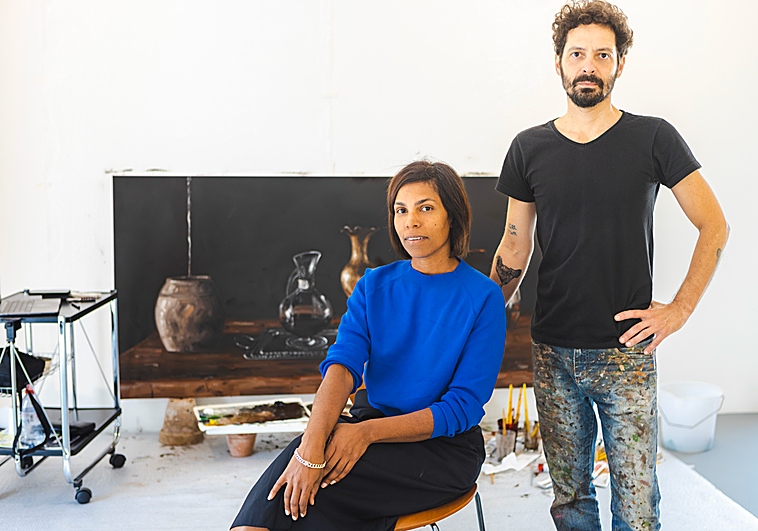 Flor Reiners und Fabio Baroli, vor einem Werk des brasilianischen Künstlers, in der Finca Las Tinajas in Marbella.