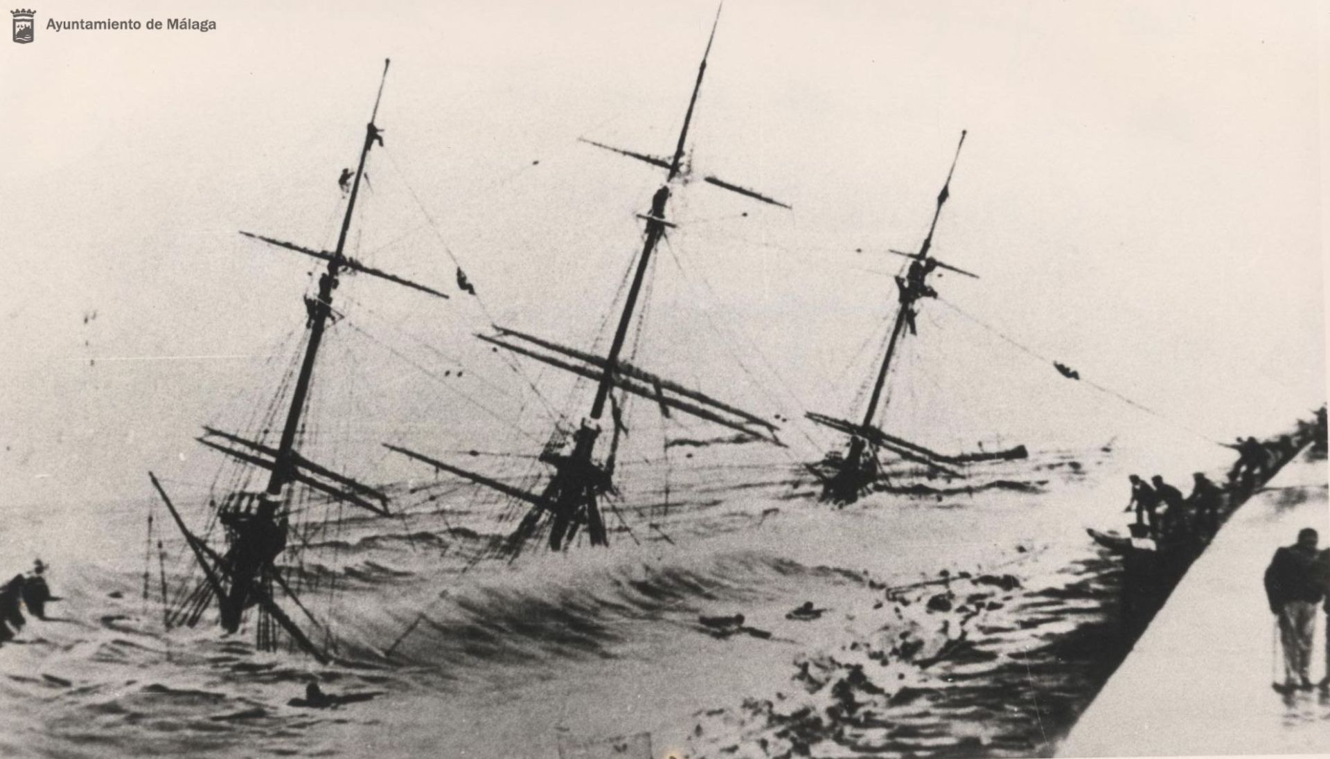 Matrosen, die sich über Seile an Land retteten.