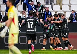 Die Spieler von Málaga feiern mit ihren Fans das erste Tor von Larrubia.