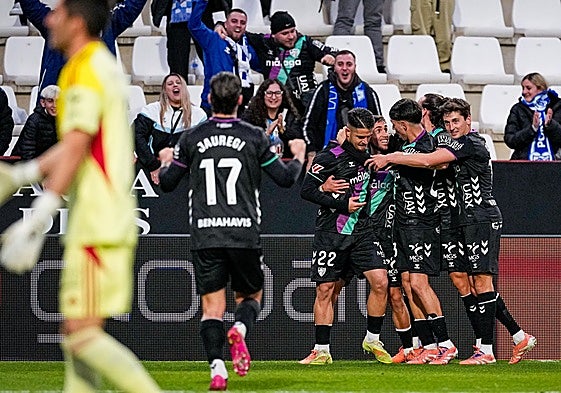 Die Spieler von Málaga feiern mit ihren Fans das erste Tor von Larrubia.
