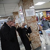 Personal und Patienten der Entbindungsklinik tragen Masken.