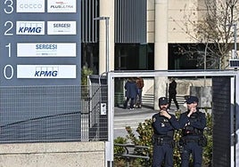 Polizei bei der Durchsuchung der Firma Plus Ultra