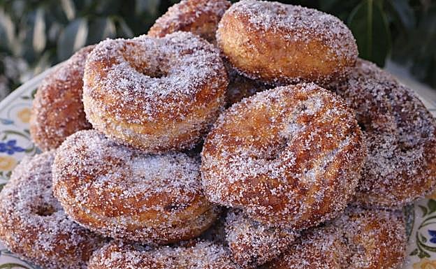 Roscos fritos, ein klassisches Weihnachtsgebäck aus der Provinz Málaga.