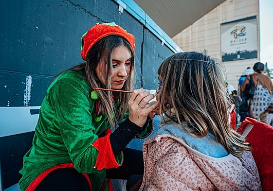 Tagsüber gibt es Kinderschminken, während die Familien einkaufen.