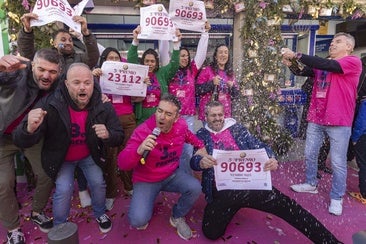 Mitarbeiter einer Lotterie-Annahmestelle freuen sich über die Preise, die hier erzielt wurden.