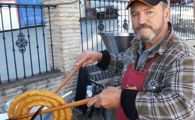 Travelling &#039;churro&#039; maker goes from village to village