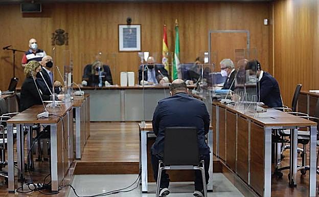 The accused in court, this Monday (15 November). 