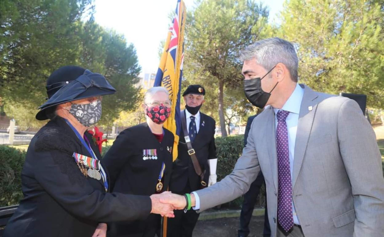 Mayor of Benalmádena attends Remembrance Day service in La Paloma Park. 