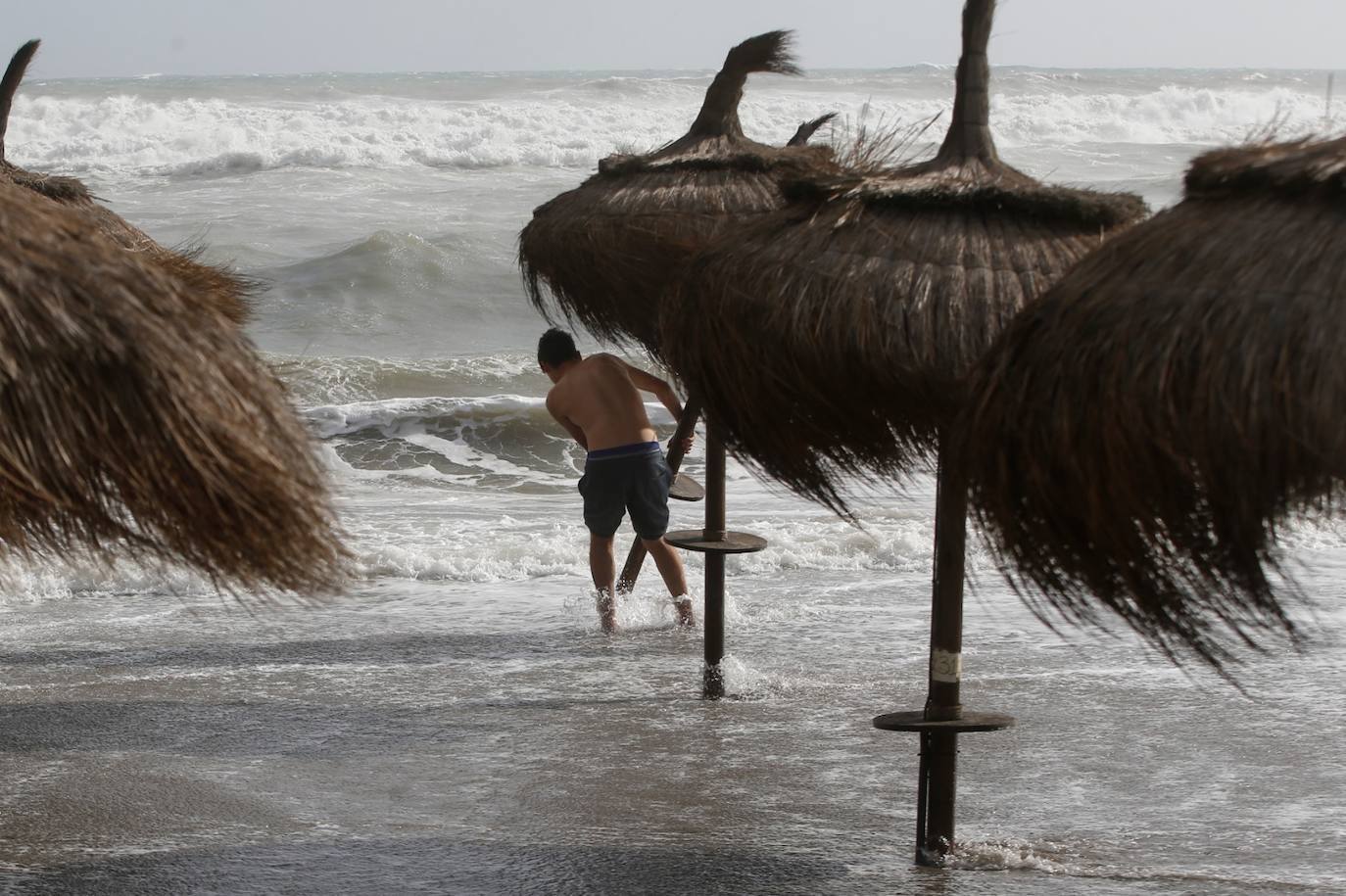 Two people were injured in Malaga province and a beach bar in Fuengirola was flattened. 