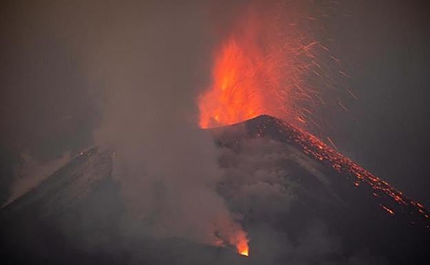 The lava continues to spew from the Cumbre Vieja volcano.