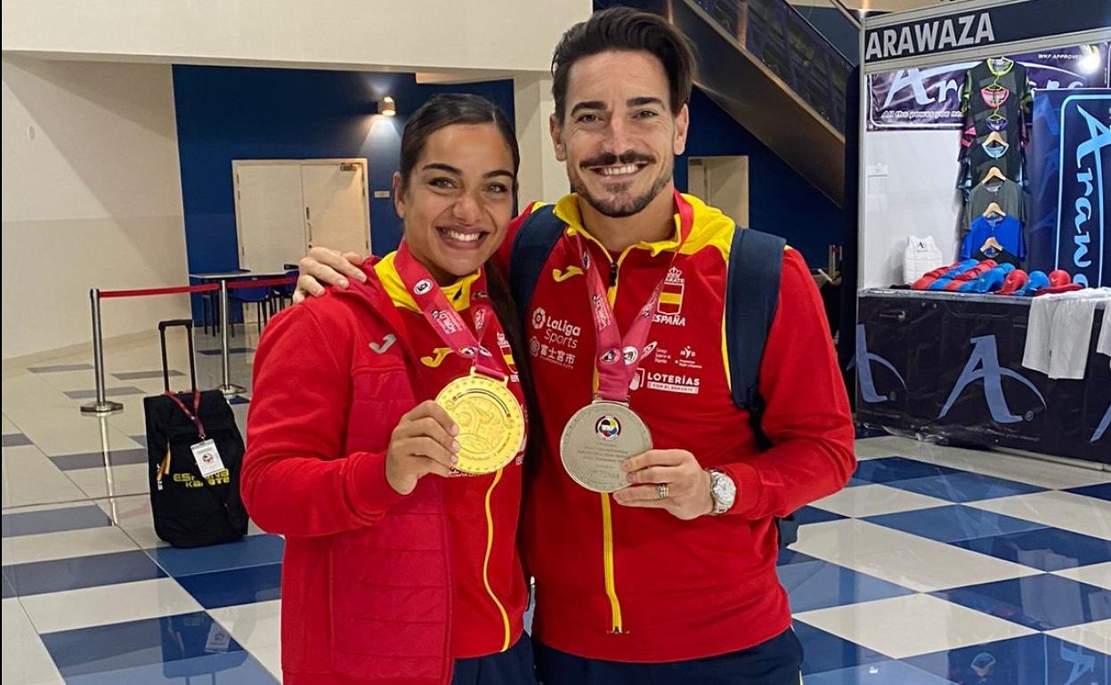 Torres and Quintero both pose with their championship medals. 