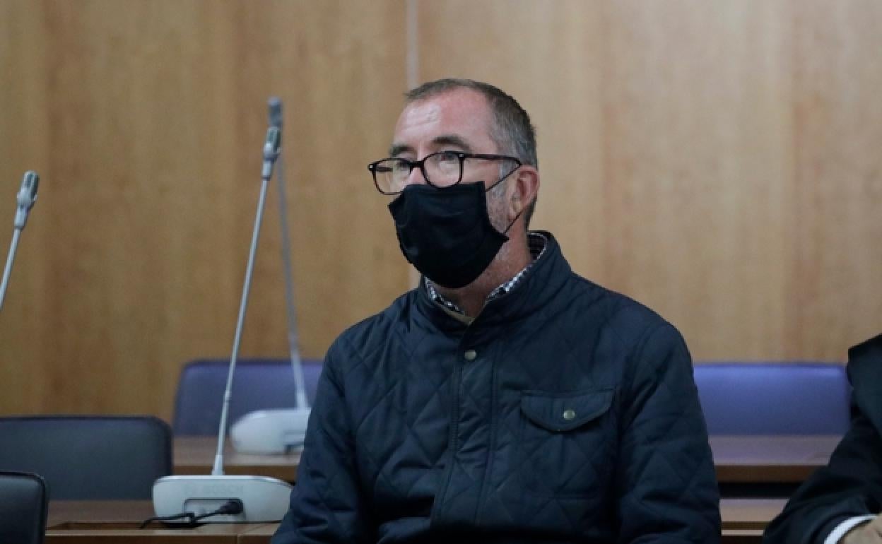 Elton pictured during the murder trial.