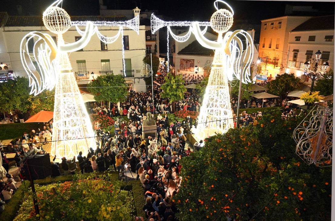 Crowds gathered at Marbella's Christmas lights despite the threat of rain.