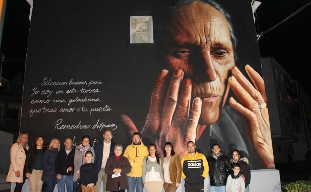 The inauguration of the mural was attended by the family and friends of La Poetisa. 