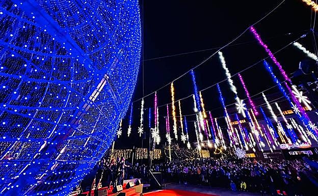 Imagen principal - Fuengirola kicks off Christmas with a show by local artists. 