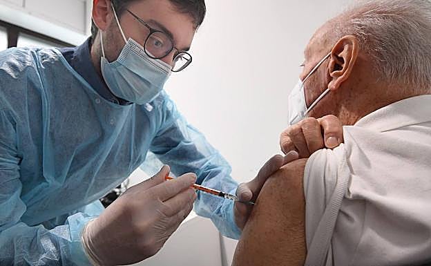Andalucía offers third Covid jabs to those over 60, without a prior appointment 