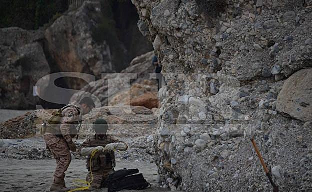 Imagen principal - Police seal off Nerja beach as Spanish Navy experts detonate American military explosive device