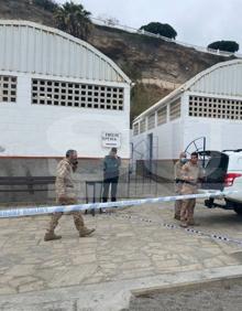 Imagen secundaria 2 - Police seal off Nerja beach as Spanish Navy experts detonate American military explosive device