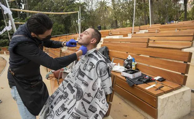 Imagen principal - A hairdresser giving hope to the homeless