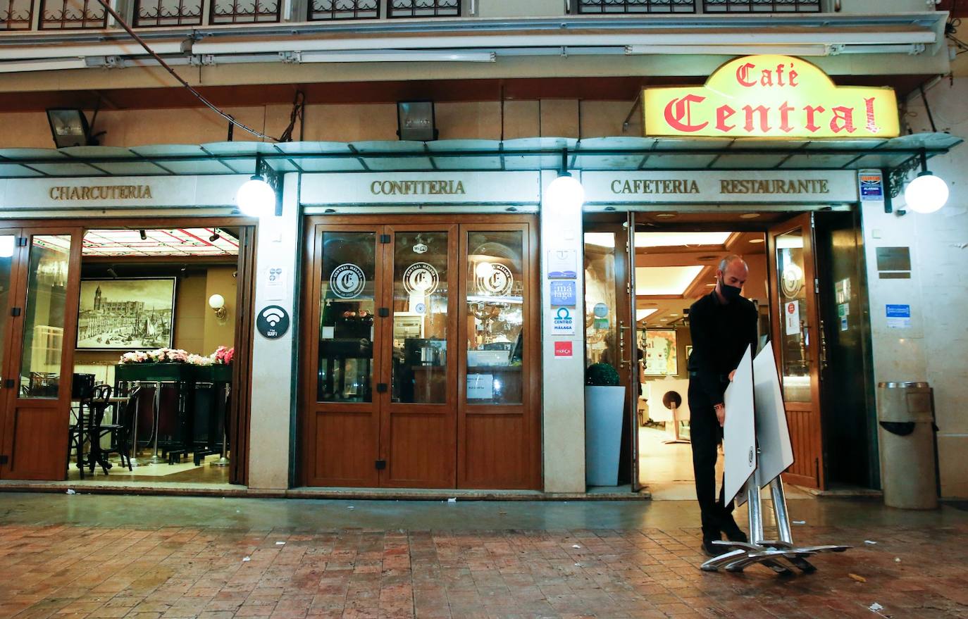 The emblematic establishment lowers its shutters for the last time after a century of trade in the city centre.