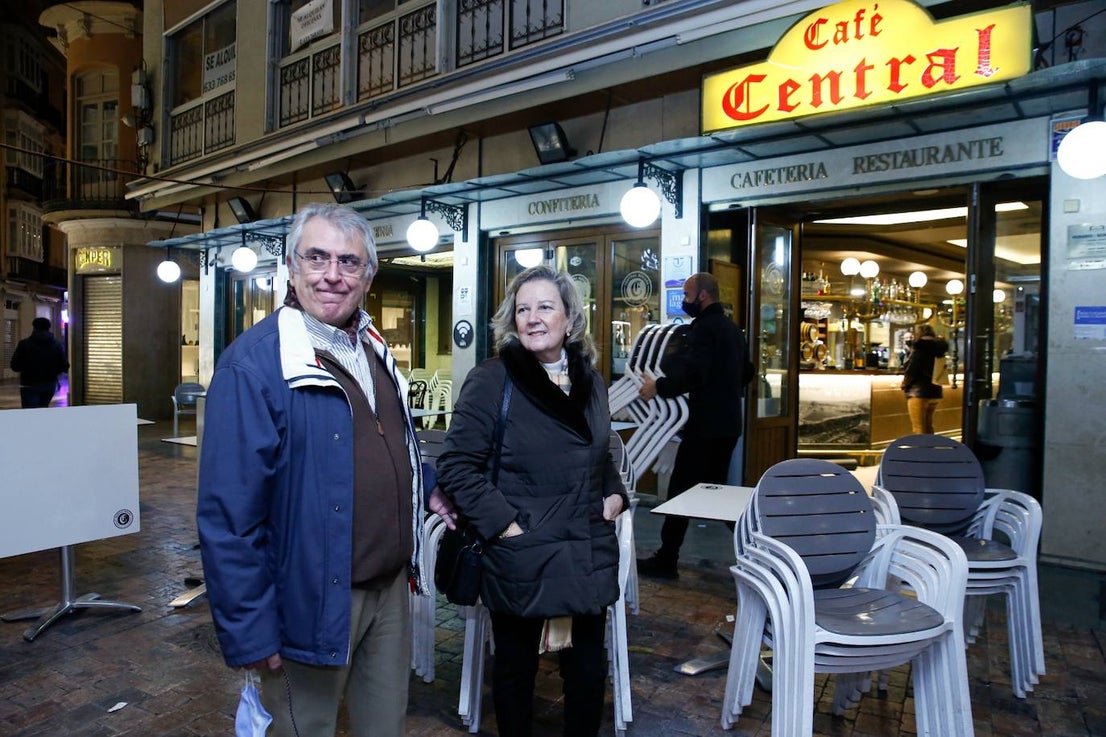 The emblematic establishment lowers its shutters for the last time after a century of trade in the city centre.
