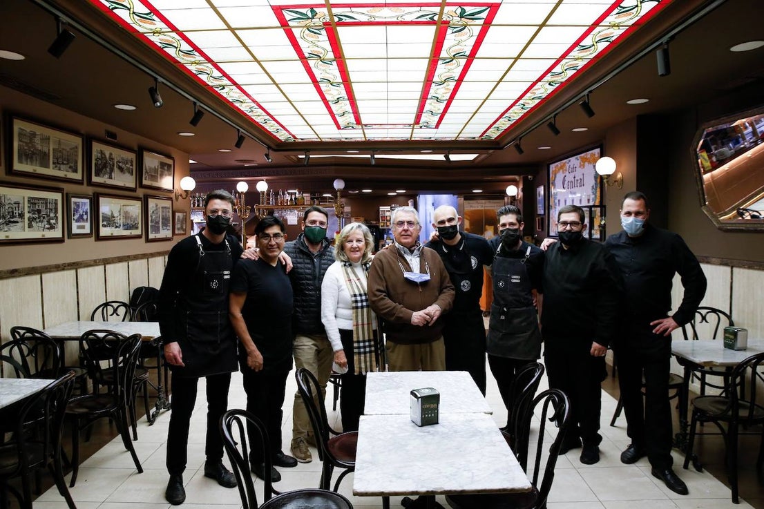 The emblematic establishment lowers its shutters for the last time after a century of trade in the city centre.