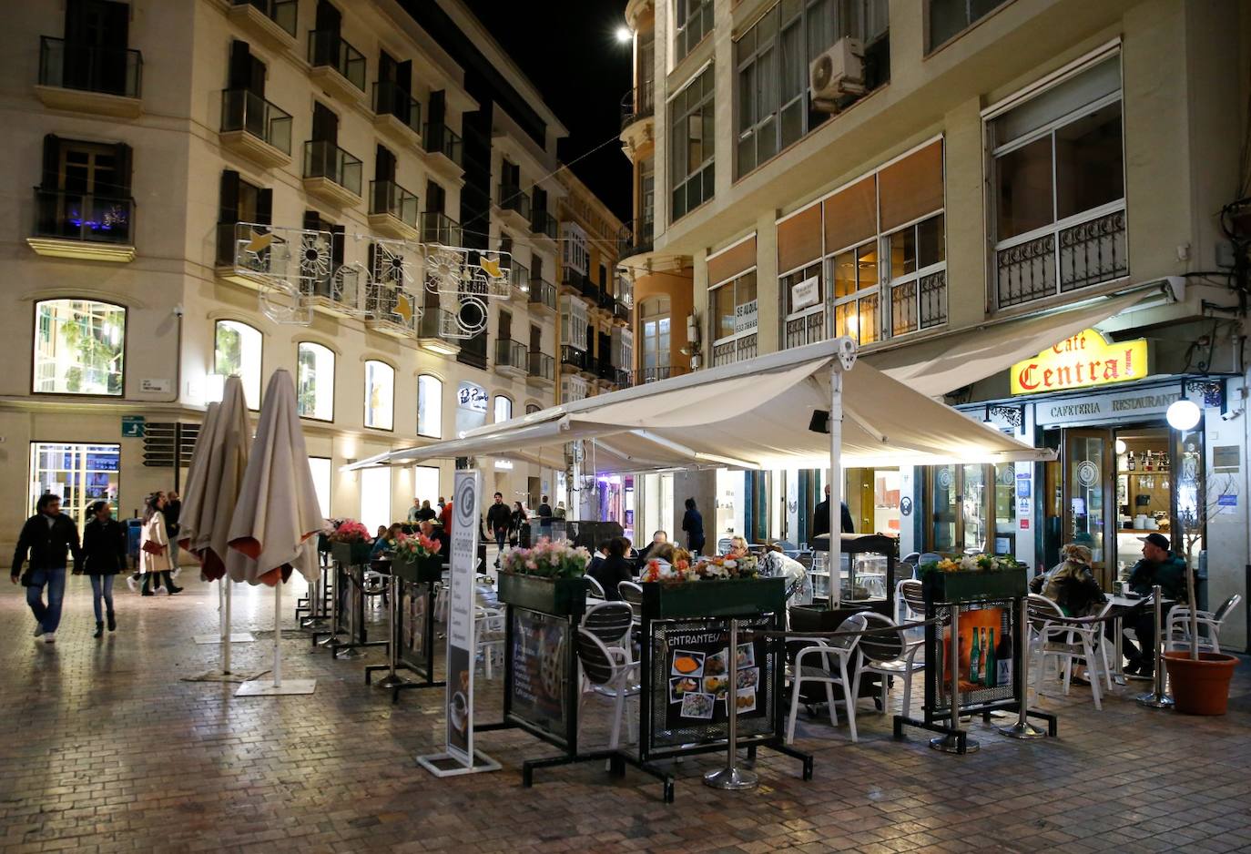 The emblematic establishment lowers its shutters for the last time after a century of trade in the city centre.